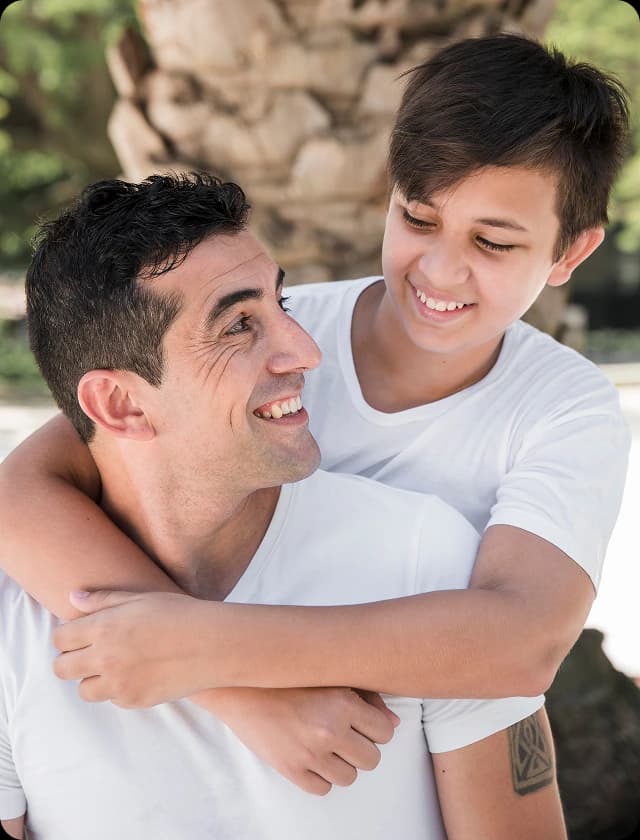 La terapia ayuda a tus hijas e hijos a expresarse mejor y fortalecer el vínculo familiar.